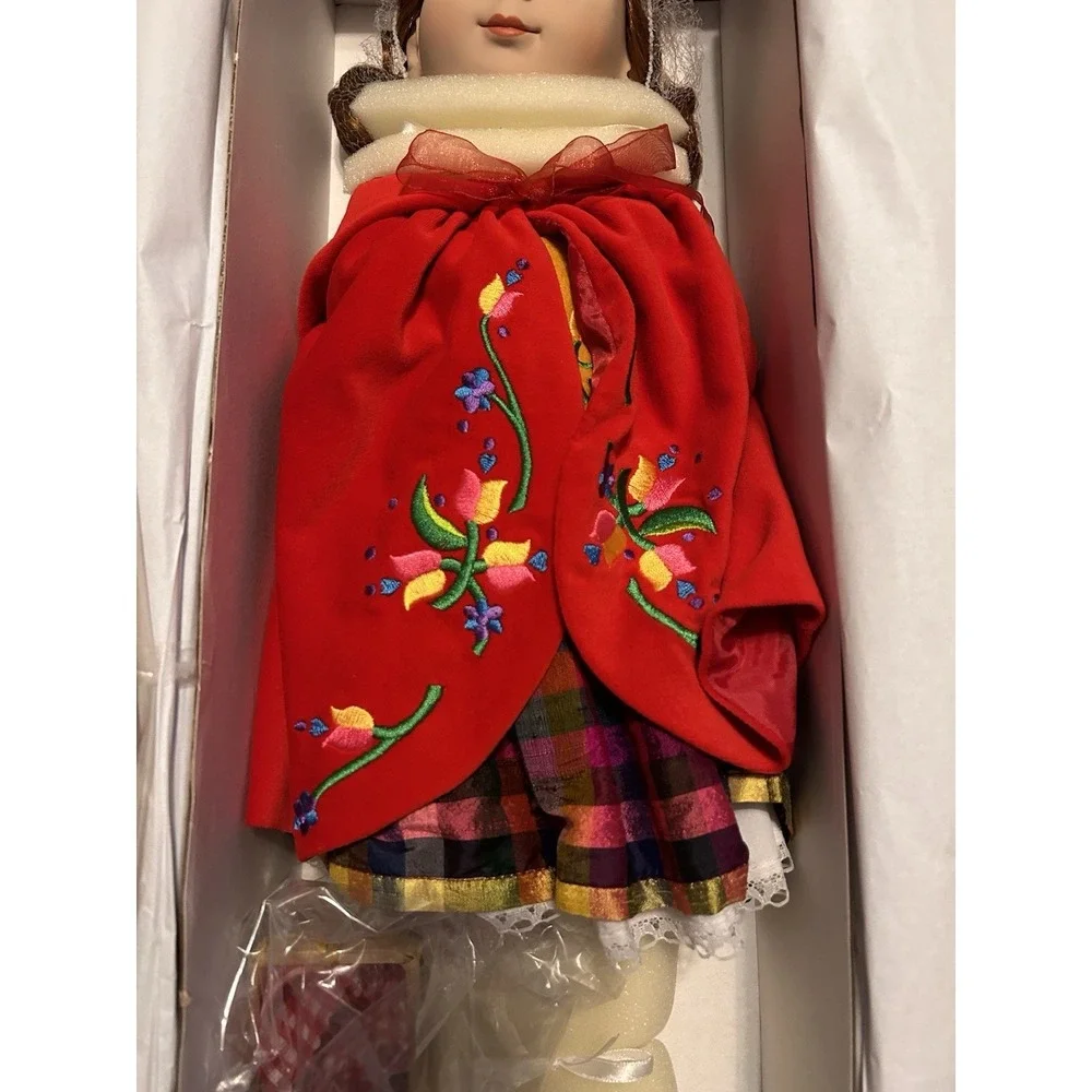 Robert Tonner RT3202 Red Riding Hood 18